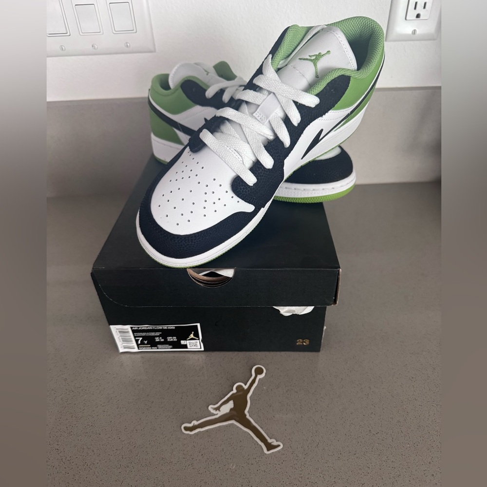Jordan Kids Low-Top Sneakers in White, Black and Green with flower embroidery